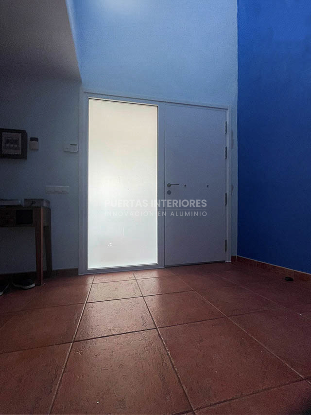 Puerta de entrada blanca con fijo lateral