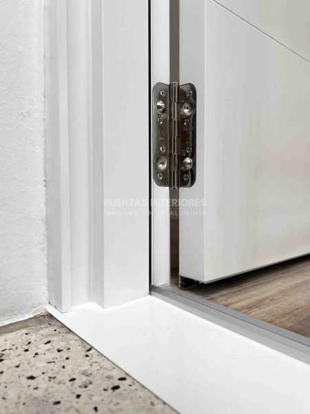 Puerta exterior con 1 linea vertical y 2 lineas horizontales fresadas - Imagen 3