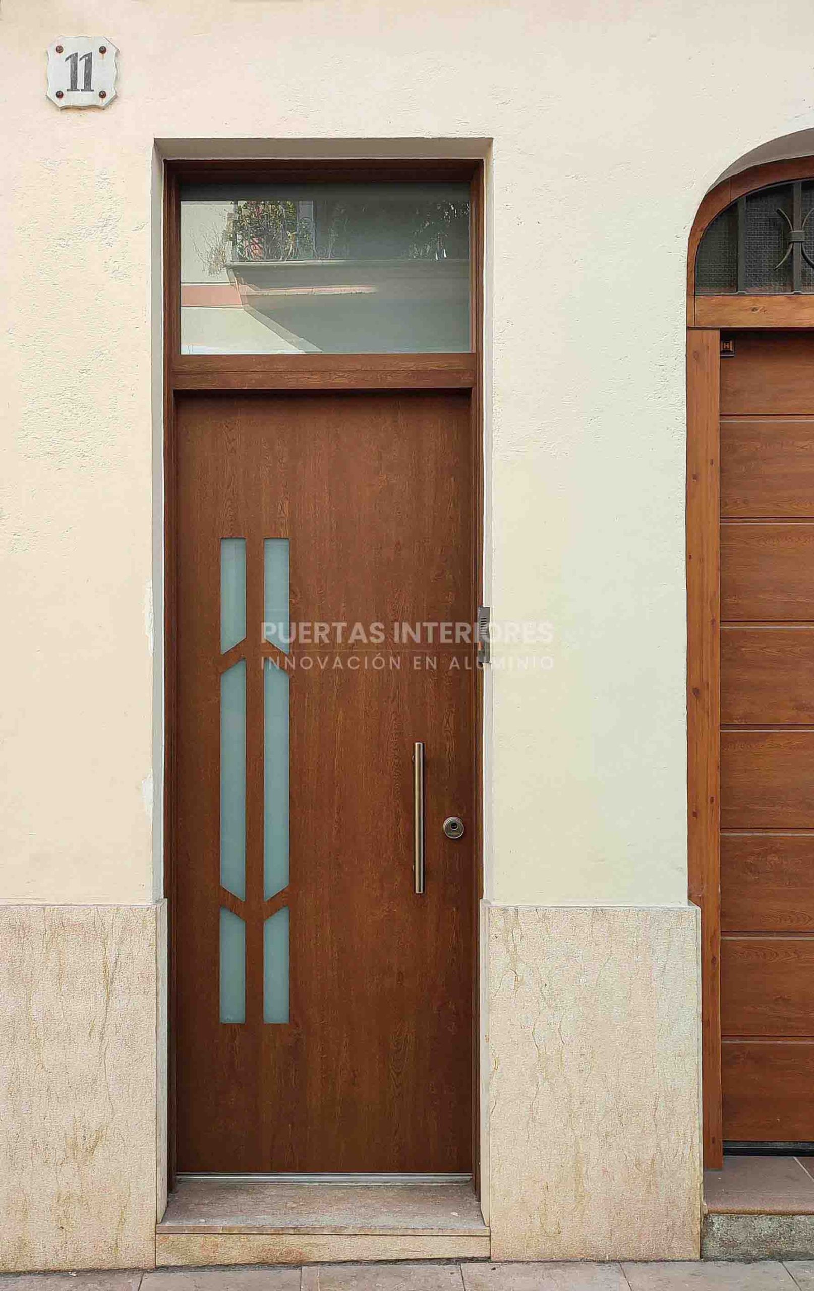 Puerta de entrada acabado embero con vidrios decorativos