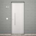 Puerta exterior con 2 lineas verticales fresadas