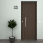 Puerta exterior con 4 lineas verticales fresadas