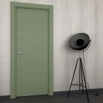 Puerta interior de aluminio color verde con 4 lineas horizontales