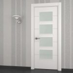 Puerta interior de aluminio color verde con 4 lineas horizontales y 4 cristales anchos