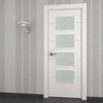 Puerta interior abatible o corredera de ALUMINIO fresada con 4 líneas y con 4 vidrios