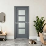 Puerta interior abatible de ALUMINIO fresada con 4 líneas y con 4 vidrios