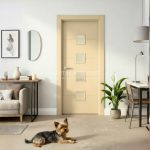 Puerta interior abatible de ALUMINIO fresada con 4 línias horizontales y 4 vidrios pequeños