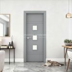 Puerta interior abatible de ALUMINIO fresada con 4 líneas horizontales y 3 vidrios pequeños