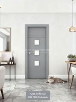 Puerta interior abatible de ALUMINIO fresada con 4 líneas horizontales y 3 vidrios pequeños