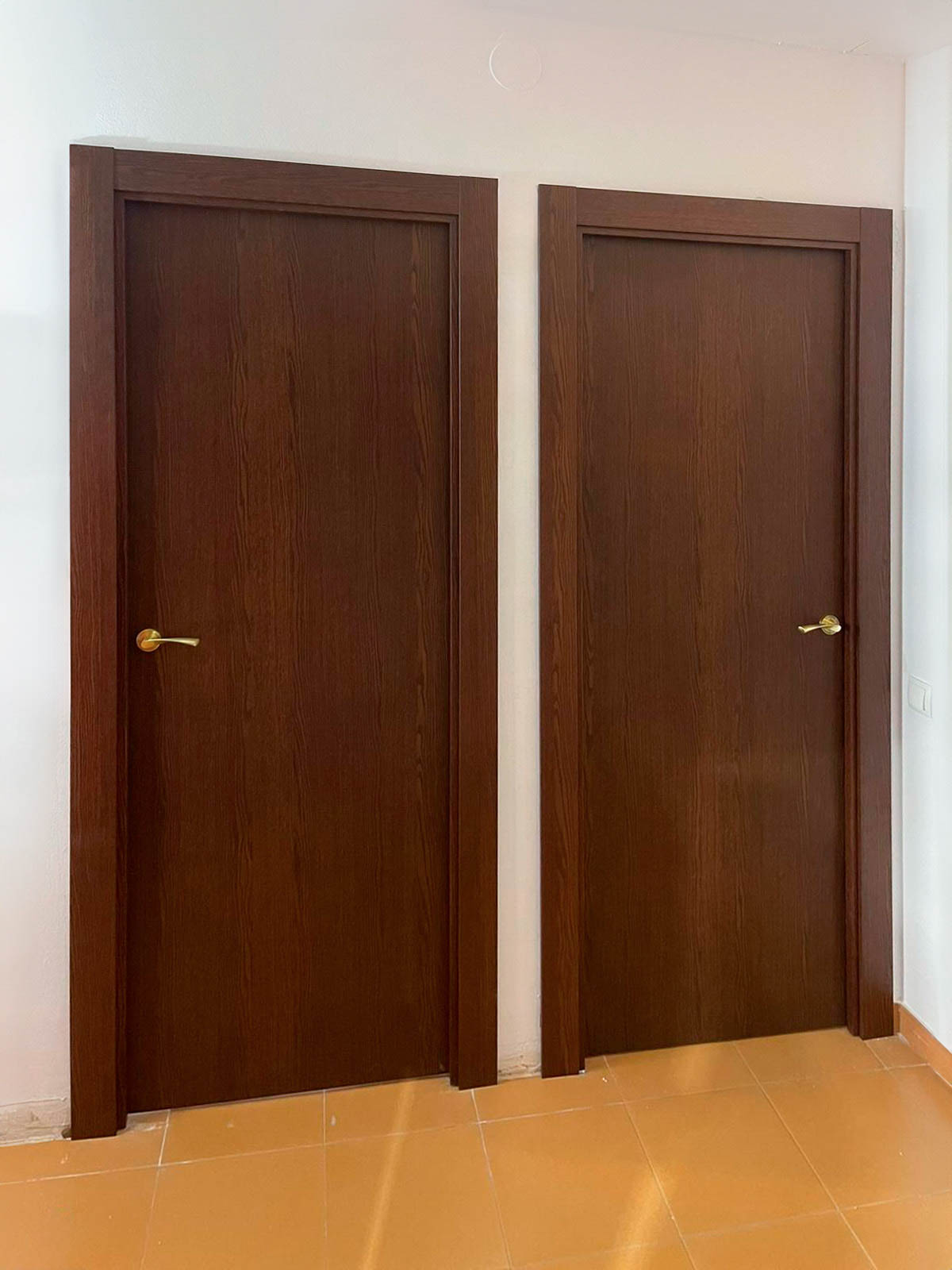 Puerta de aluminio fresada sin vidrio