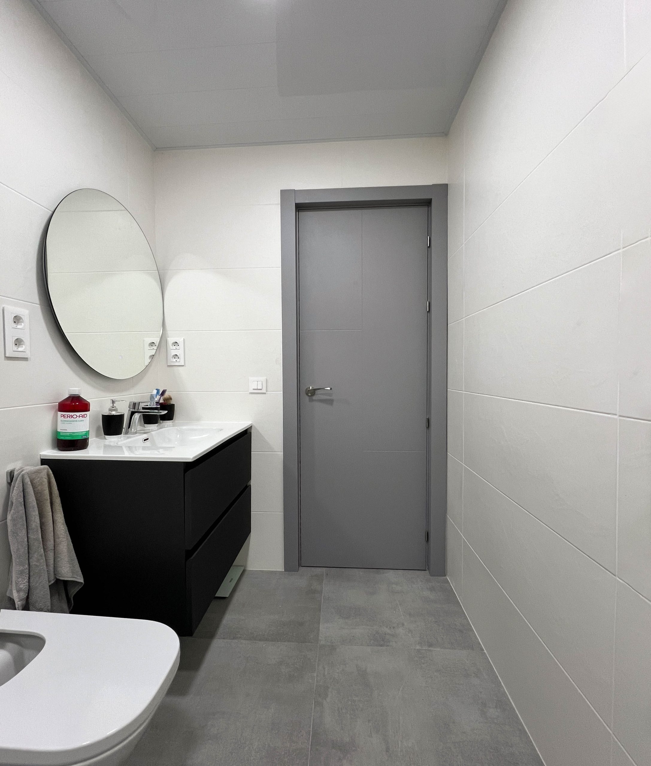 Puerta interior de aluminio como solución antihumedad para vivienda