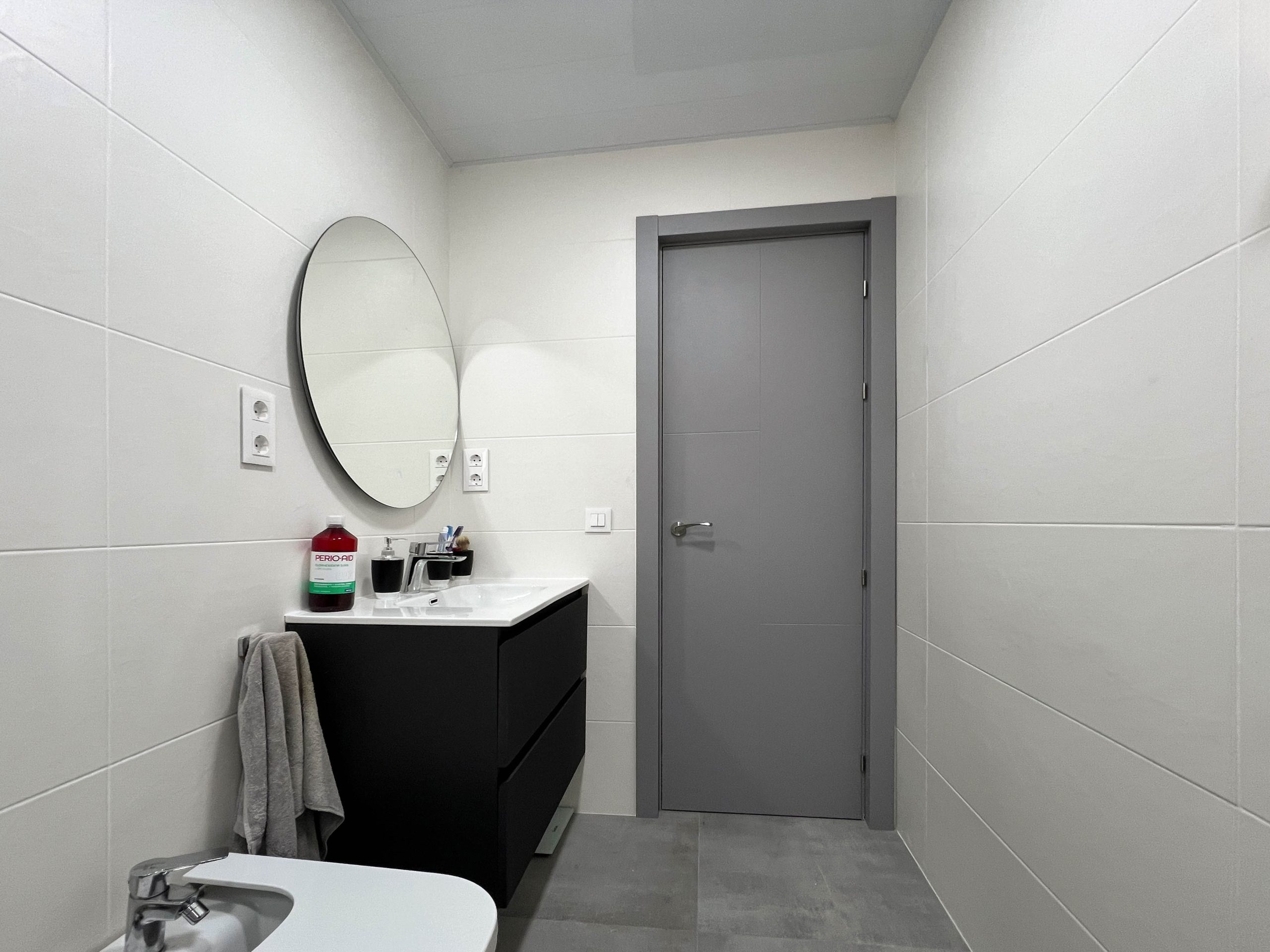 Puerta interior de aluminio instalada en un baño moderno