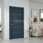 Puerta interior abatible de ALUMINIO con 4 líneas horizontales con incrustaciones de aluminio