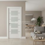 Puerta interior abatible de ALUMINIO con 4 líneas horizontales de aluminio color plata y 4 vidrios