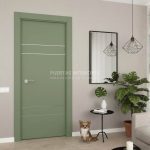 Puerta interior abatible de ALUMINIO con 4 líneas horizontales de aluminio color plata