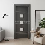 Puerta interior abatible de ALUMINIO con 4 líneas horizontales con incrustaciones de aluminio color plata y 3 vidrios pequeños
