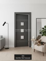 Puerta interior abatible de ALUMINIO con 4 líneas horizontales con incrustaciones de aluminio color plata y 3 vidrios pequeños