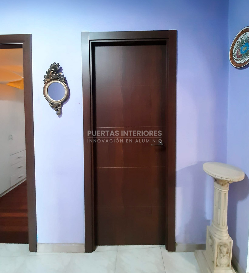 Puerta interior roble oscuro con cuatro rayas horizontales
