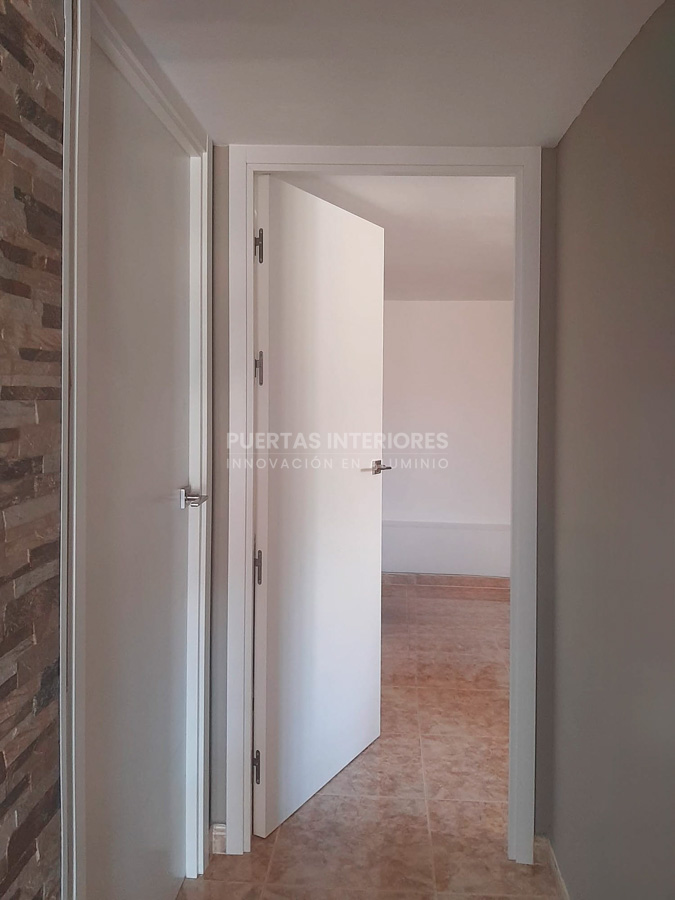 Pasillo con puertas interiores blancas