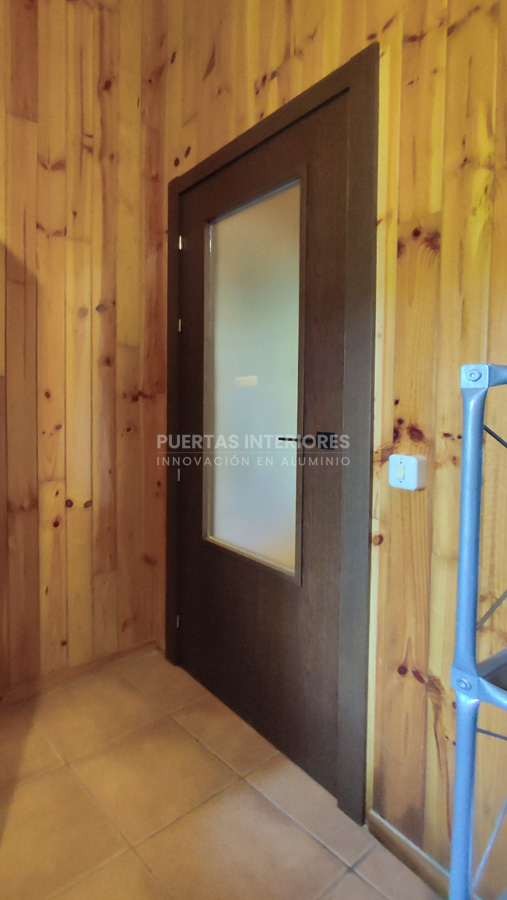 Puerta interior roble oscuro con vidrio
