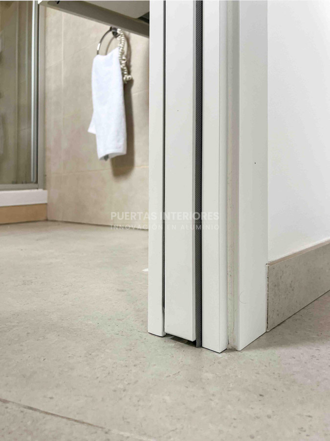 Detalle de instalación de una puerta interior de aluminio