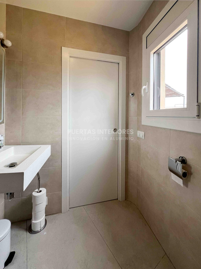 Puerta interior de aluminio instalada en una vivienda