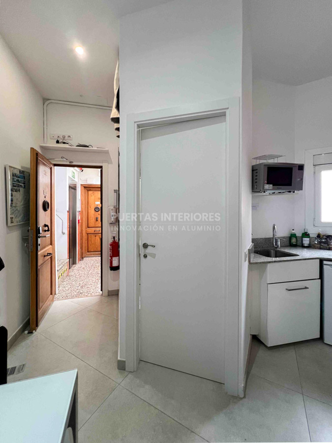 Puerta interior abatible blanca lisa