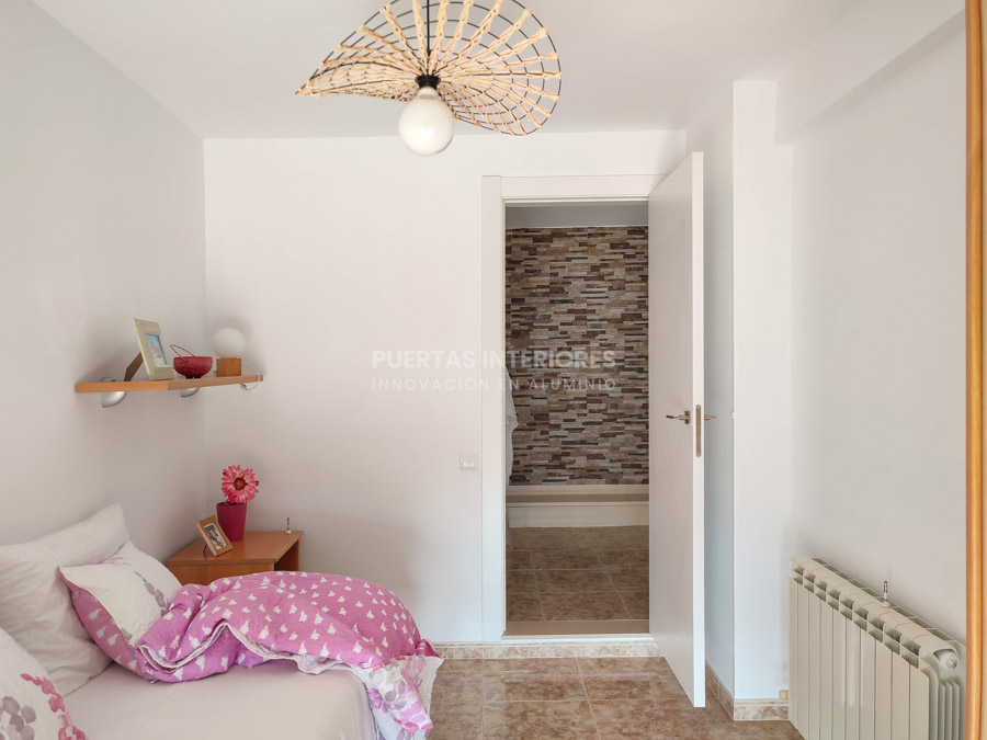 Puerta interior blanca con cuatro rayas horizontales
