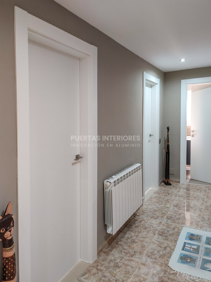 Pasillo con puertas interiores blancas de cuatro rayas horizontales