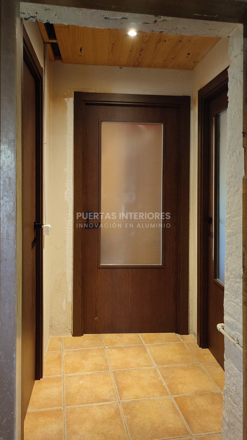 Pasillo con puertas interiores acabado roble oscuro