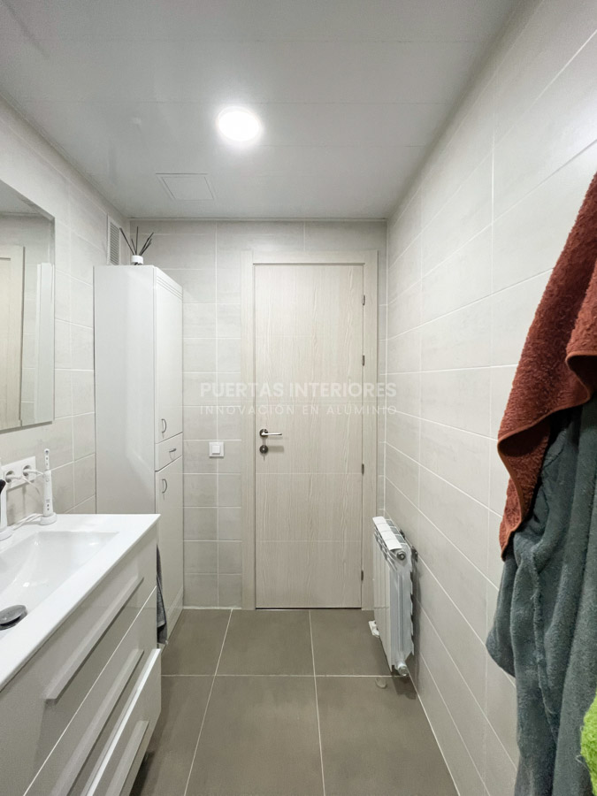 Puerta interior roble blanco con cuatro rayas horizontales