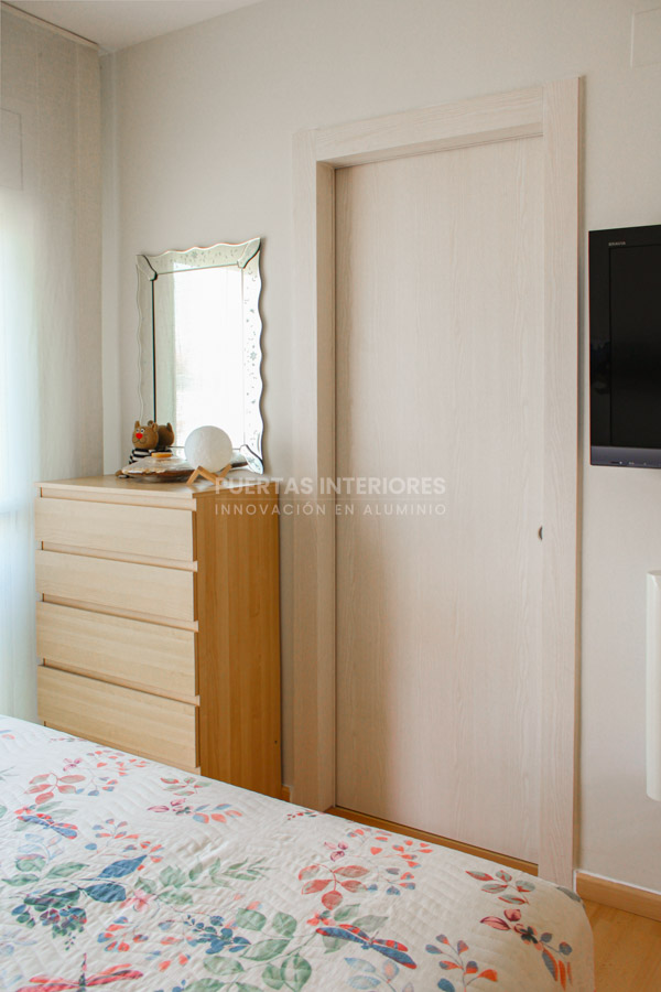 Puerta corredera lisa de aluminio acabado roble blanco