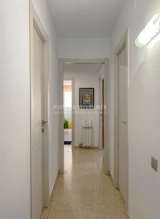 Puertas interiores de aluminio acabado roble blanco