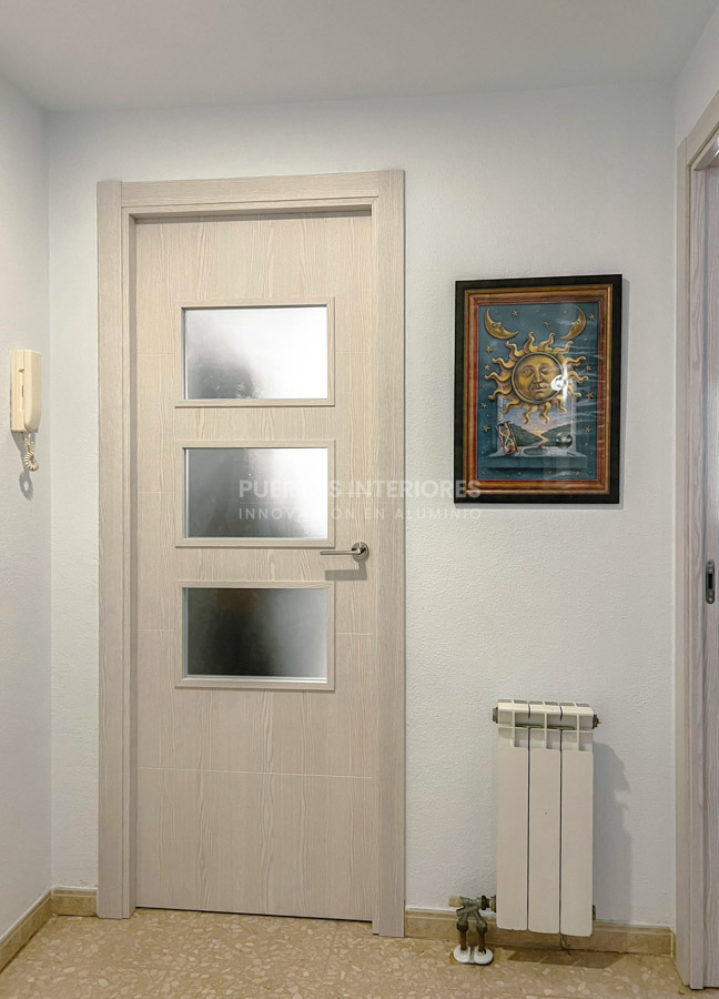 Puerta interior roble blanco con tres vidrios anchos