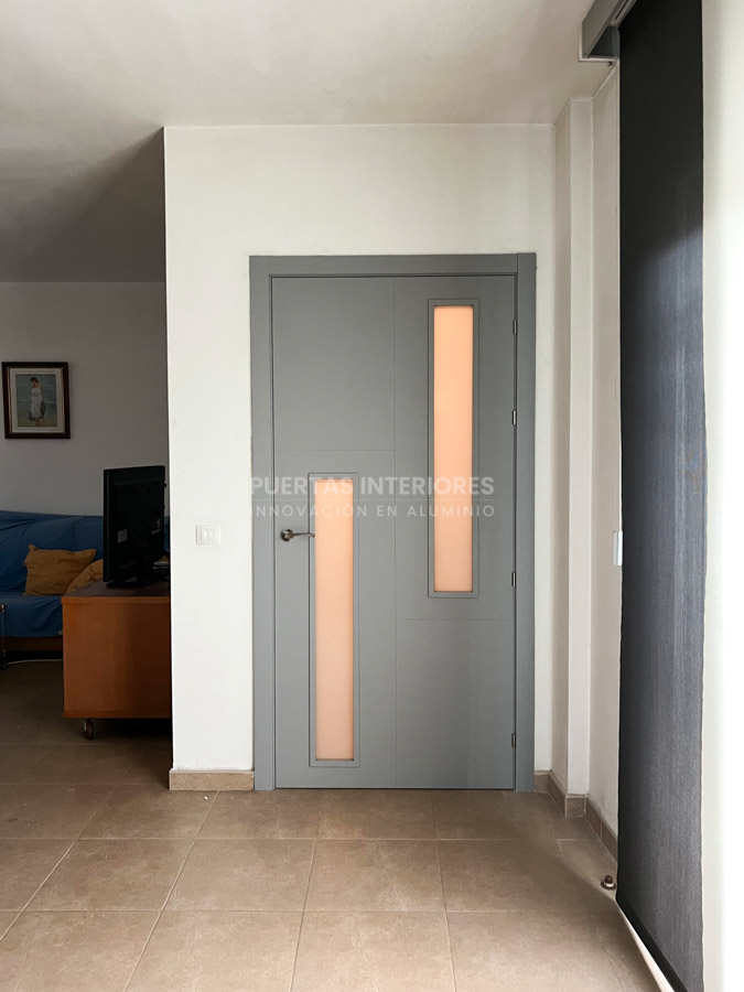 Puerta interior gris con vidrio