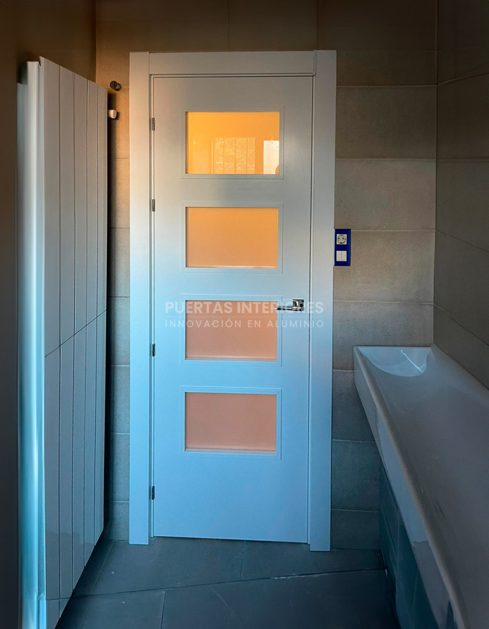 Puerta interior blanca con cuatro vidrios anchos