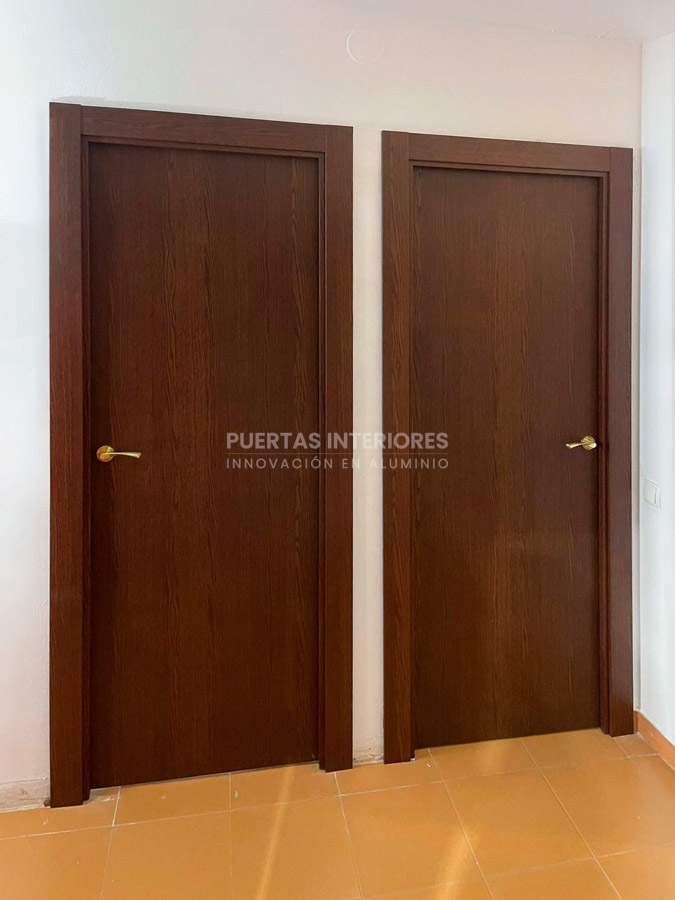 Pasillo con puertas interiores lisas roble oscuro