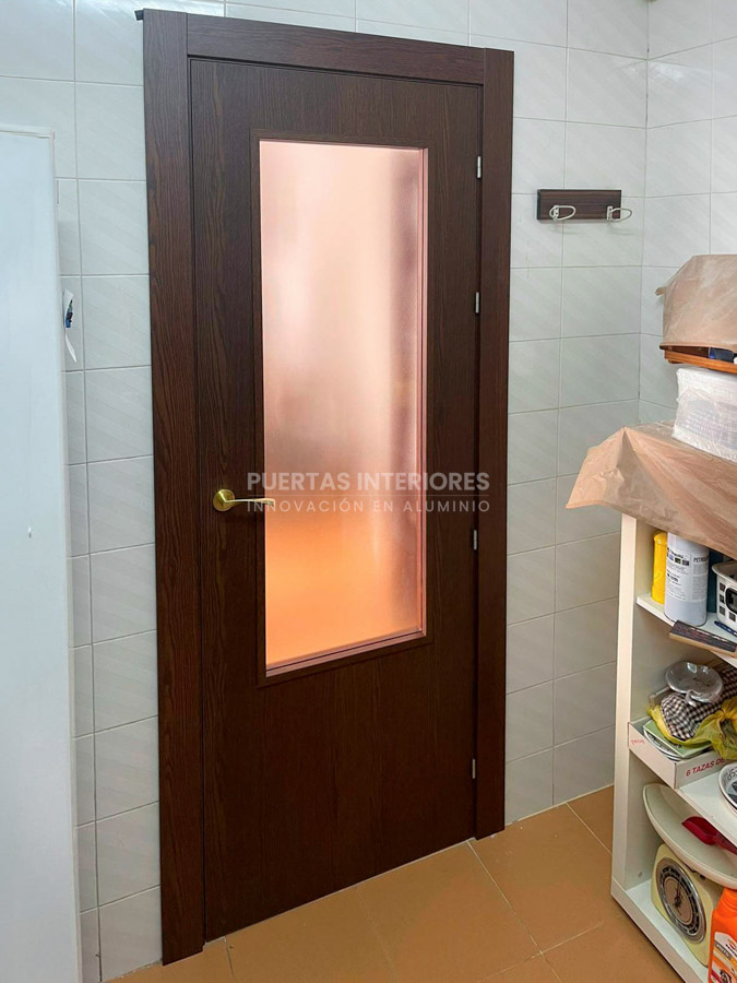 Puerta interior roble oscuro lisa con un vidrio grande