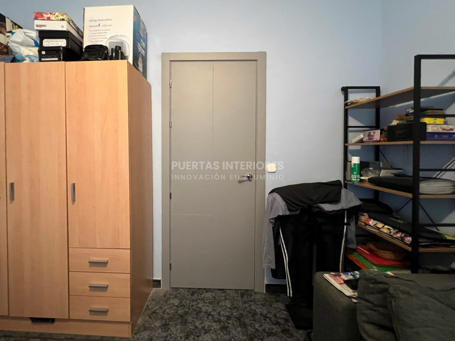 Puerta interior gris con rayas desiguales sin vidrio