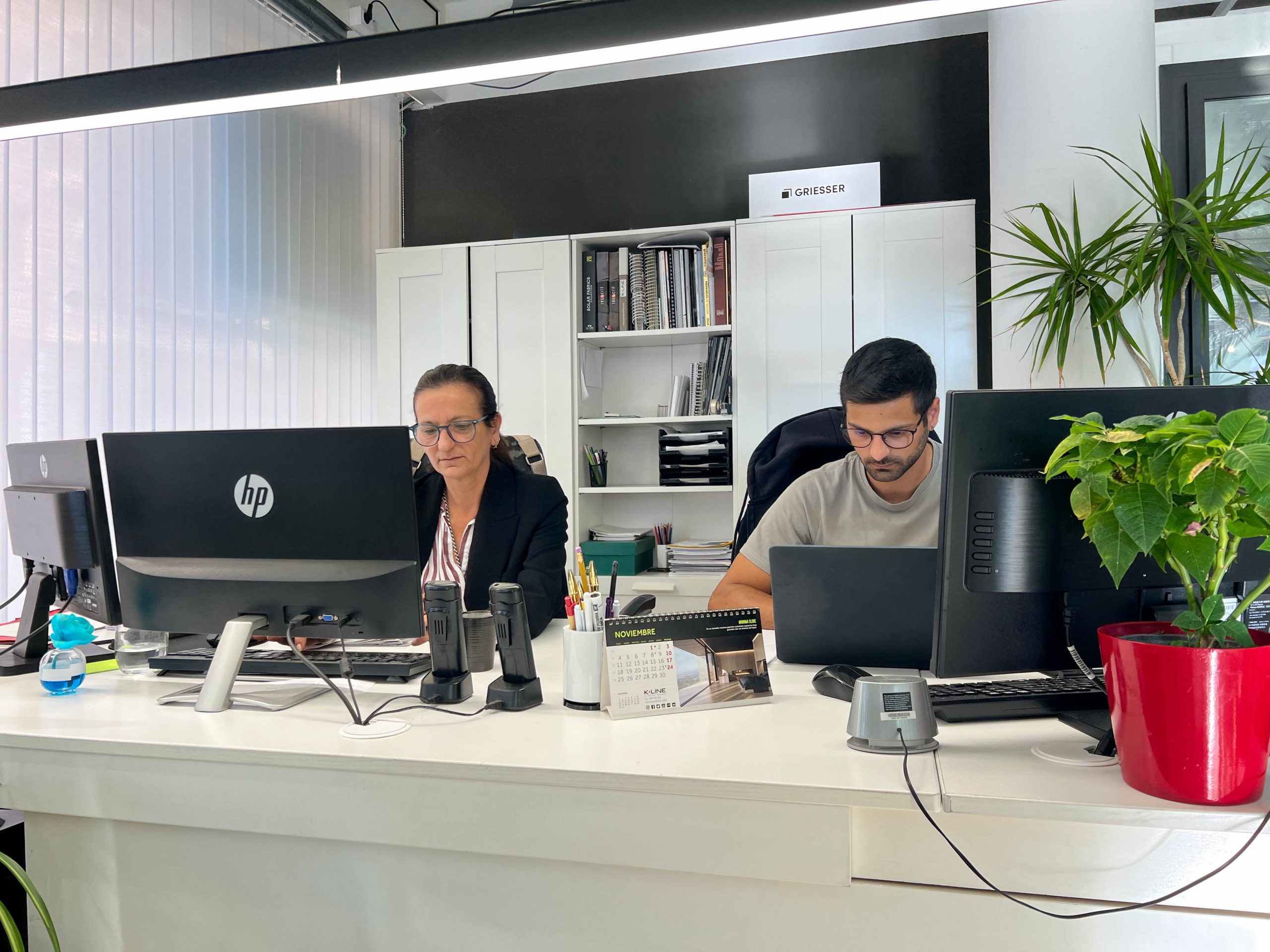 Equipo de Alustetic en su showroom de Vilanova i la Geltrú